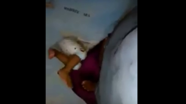 فيديو هز  العالم.. خادمة تخنق طفلة بالوسادة وتقف على وجهها!