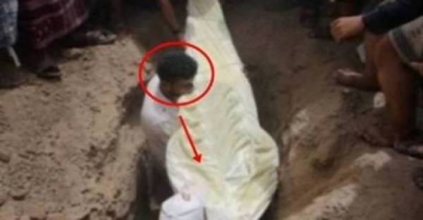 بعد أن دفن والدته قرر البقاء إلى أن ذهب الجميع.. ثم فعل معها ما فعل شيطاني!