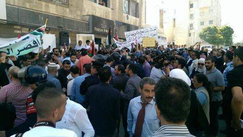 اعتصام ضد تعديل المناهج أمام التربية