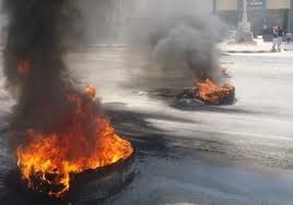 اغلاق اتوستراد المفرق  الزرقاء  اربد بالاطارات المشتعلة