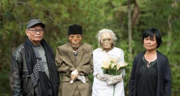 لماذا يخرج الإندونيسيون جثث موتاهم من القبور كل سنة؟ صور