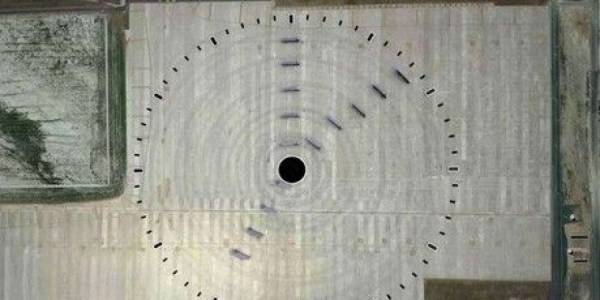 ساعة عملاقة من 14 شاحنة ...فيديو