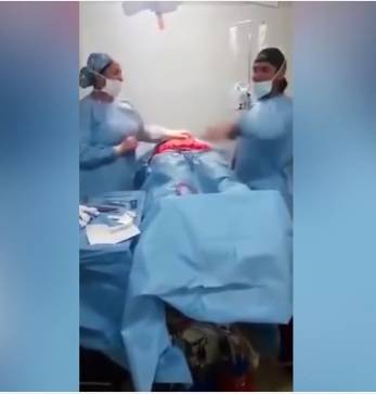 فيديو :أثناء إجراء عملية جراحية.. طبيب جراح وممرضة يتركان المريض ويرقصان!