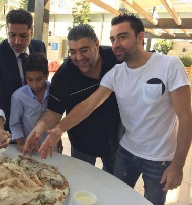 بالصورة ... الاسباني تشافي يلتهم  المنسف 