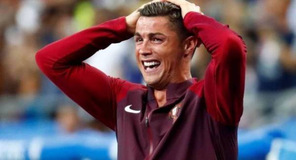 طائرة كريستيانو رونالدو تتعرض لحادث أثناء هبوطها في مطار برشلونة