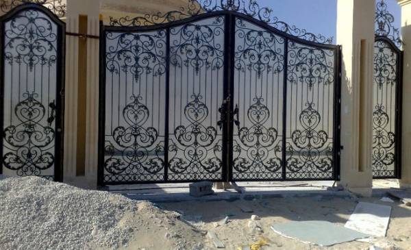 سقوط بوابة منزل يقتل طفلة ويصيب شقيقتها في الرمثا