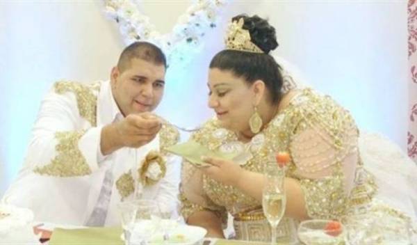 بالفيديو: عرس يتخلله مطر من الذهب والأوراق المالية!