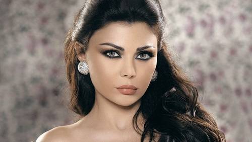 بالصور.. هيفاء وهبي عنوان للأناقة في أسبوع الموضة بباريس