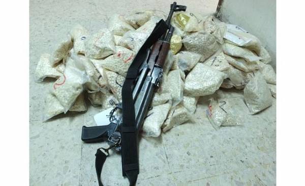 بالصور.. ضبط 220 ألف حبة مخدرة وسلاح أتوماتيكي واعتقال شخصين