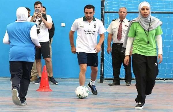 محجبات «نشميات» في الملاعب… وتشافي يلعب مع أطفال البقعة ويتلذذ بالتهام «المنسف»!