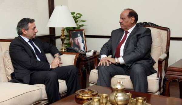 وزير الداخلية يلتقي السفير المصري في عمان