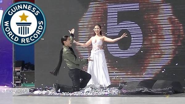 أسرع فتاة تُبدّل ملابسها .. غيّرت 19 ثوباً في دقيقة ودخلت جينيس!!