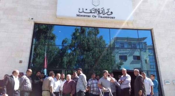 العشرات من اصحاب الشاحنات يعتصمون امام وزارة النقل .. صور