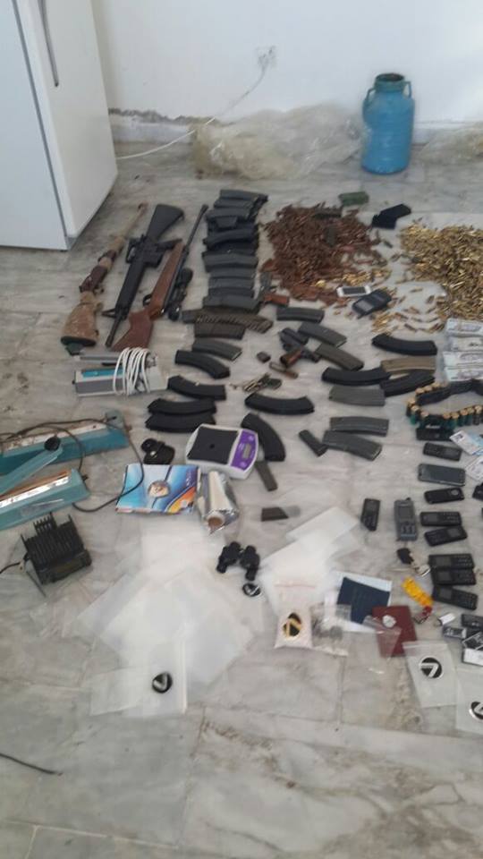معان: اعتقال مطلوب خطير بحوزته مخدرات وأسلحة  صور