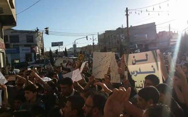 احتجاجات المناهج مستمرة