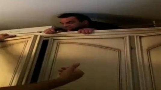 فيديو  صادم.. اعتقال زعيم مافيا أختبئ 5 سنوات وراء دولاب!!