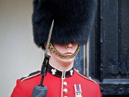 سائح حاول لمس أحد حراس الملكة اليزابيث.. ماذا حصل؟