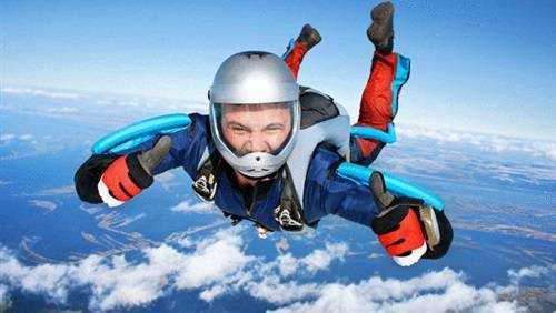 بالفيديو ... مغامر يعلق بالطائرة لدى قفزه بالمظلة!