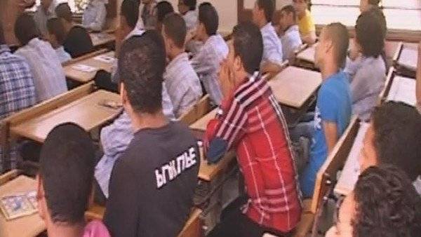 قتل معلمه داخل الصف بسبب سيجارة!