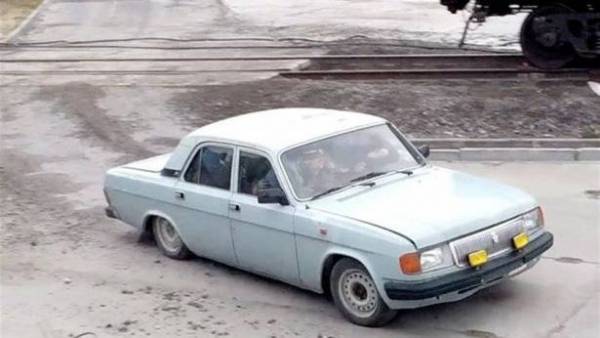 شاهدوا واضحكوا! لن تصدقوا عدد العمال الذي تقلّه هذه السيارة​!