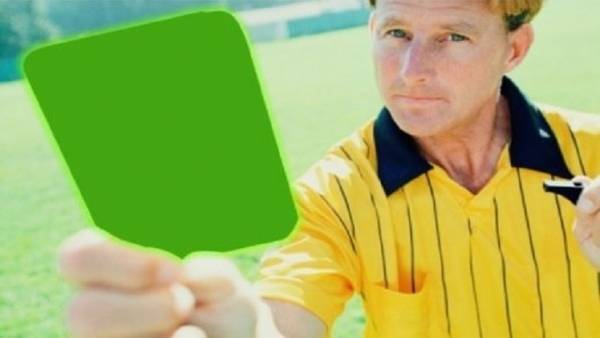 بالفيديو...إشهار البطاقة الخضراء لأول مرة في تاريخ كرة القدم