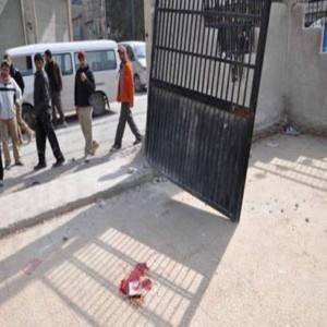 باب مدرسة يسقط على طالب