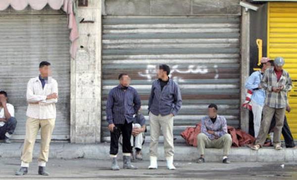 منع العمالة الوافدة المخالفة من تحويل الأموال