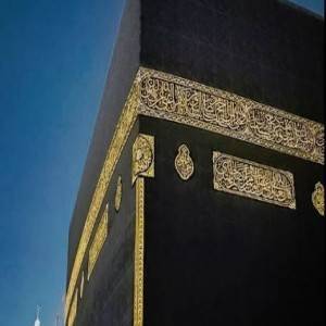 إسدال ستار الكعبة وحلية ذهبية جديدة (صور)