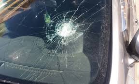 تكسير 4 سيارات امام مديرية تربية السلط احتجاجا على توقيت الحصص