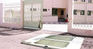 باب المدرسة الذي سقط