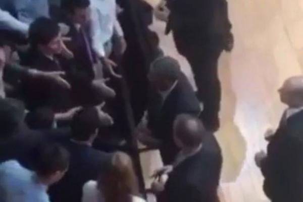 فيديو لماذا يخلع أوباما خاتمه أثناء مصافحة الجماهير؟