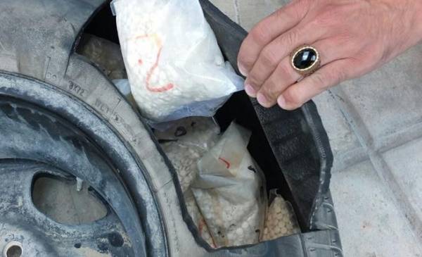 بالصور... مهرب مخدرات بقبضة الأمن بعد مداهمة منزله في العقبة