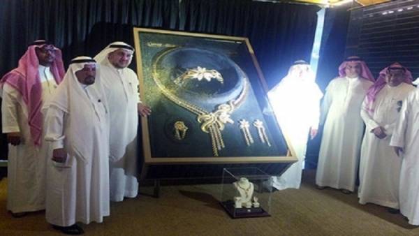 صاغة سعوديون يصنعون أثقل طقم من الذهب