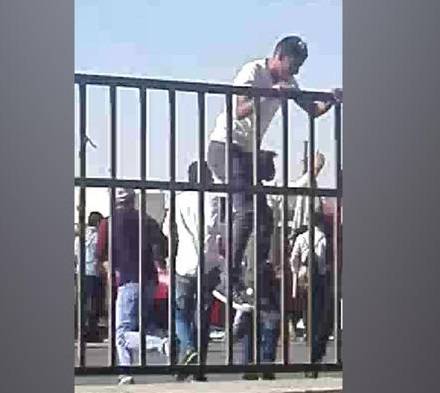 السلط: طلاب يغلقون شارعا ويرشقون مديرية التربية بالحجارة  فيديو