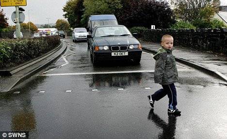 طفل ينجو من الموت باعجوبة في اربد ... فيديو
