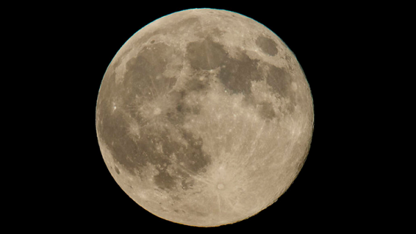 ظهور القمر العملاق أواخر عام 2016