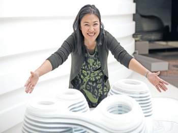 هكذا جمعت أغنى امرأة بالعالم ثروتها