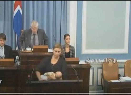 بالفيديو: نائبة ترضع طفلتها أثناء كلمة في البرلمان الأيسلندي