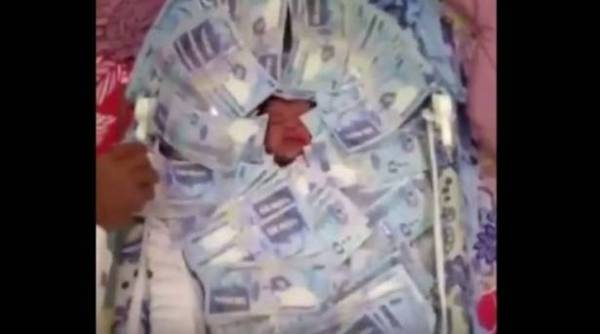 بالفيديو: يغرق رضيعا بآلاف الريالات .. والسبب!