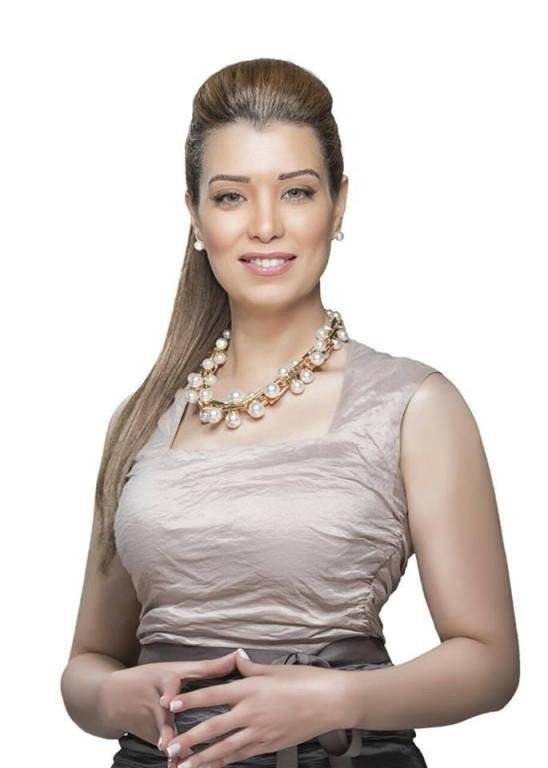 مذيعة تكسر قلة على رأسها بعد فسخ تعاقدها مع فضائية مصرية