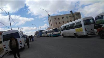 وقفة احتجاجية للباصات العاملة على خط المنشية جامعة البلقاء عن العمل