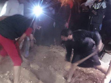 انتشال جثة سيدة بالرمثا بعد إشاعات عن سماع صوت من قبرها (صور)