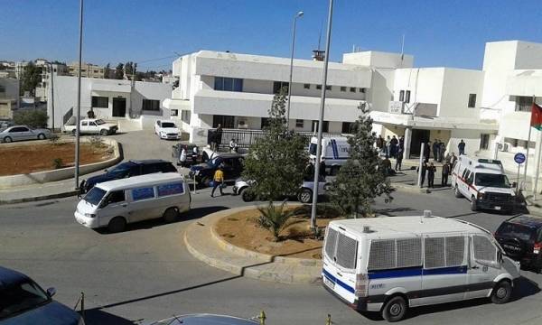 إصابة طبيبان وممرض بحادث تدهور في المفرق