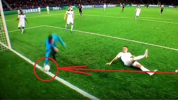 بالفيديو.. حارس فرنسي ينقذ مرماه بطريقة خيالية