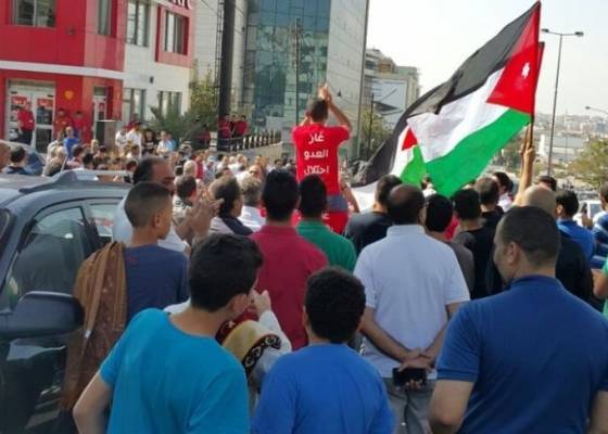 بالصور.. احتجاجات أمام شركة الكهرباء رفضا لإتفاقية الغاز مع الاحتلال