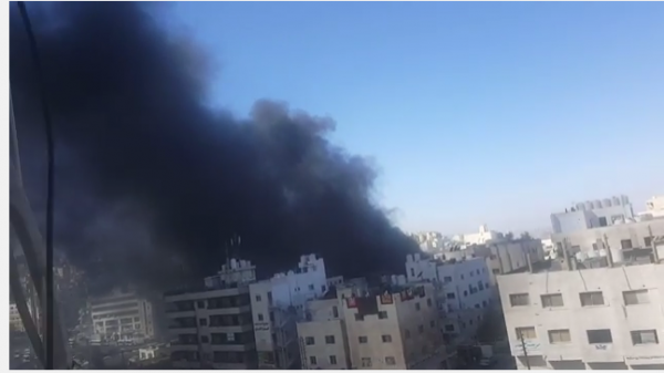 حريق على دوار صويلح يغطي المنطقة بالدخان .. صور