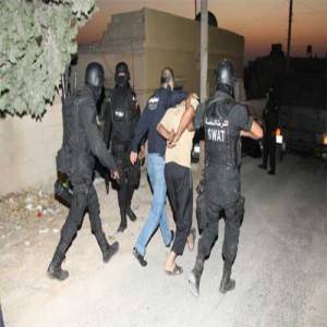 القبض على 5 مطلوبين بمداهمة أمنية