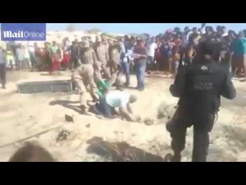 فيديو .. طبيب شرعي ينام فوق الجثة في موقع الجريمة.. والسبب صادم!!