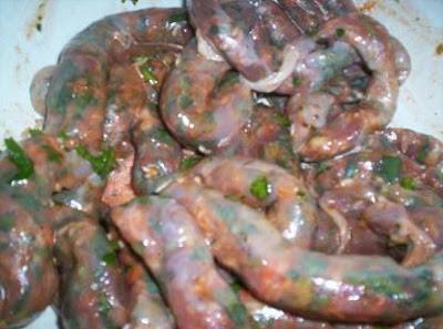 مصارين فاسدة معدة لتصنيع النقانق في معمل بعمان!