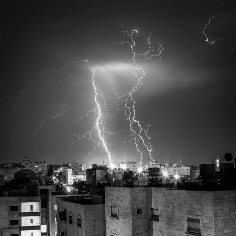 ليلة مُضيئة بانتظار الأردنيين مساء الخميس.. عواصف رعدية وامطار غزيرة!